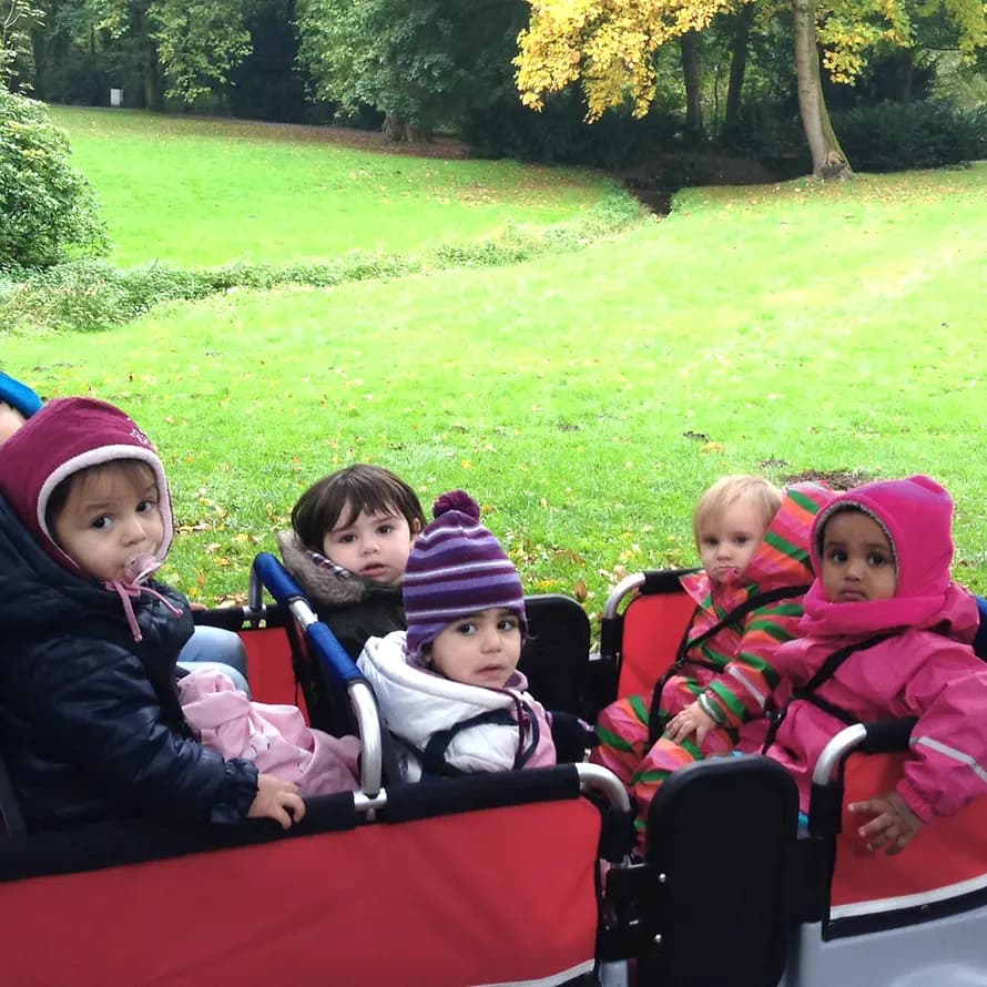31125_KD-Duesseldorf_Kindertagespflege_Okt2015_1.jpg Gemeinsam unterwegs: die Kinder der Tagespflege
