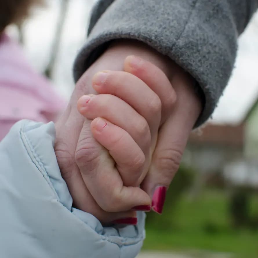 Hand in Hand im SOS-Kinderdorf Ladimirevci SOS-Kinderdorf Kroatien gibt Kindern Sicherheit und Geborgenheit