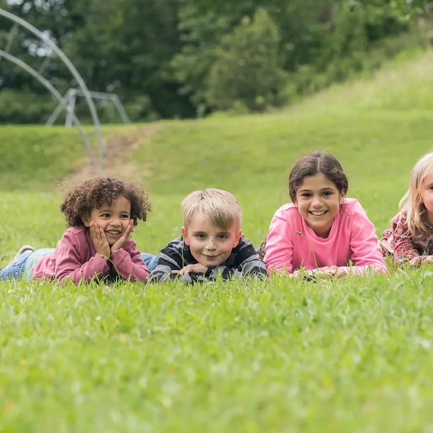 44250_SOS-KD_Image-Shooting_12.06.2019_MaximilianGeuter_0878.jpg Kinder in einer Wiese