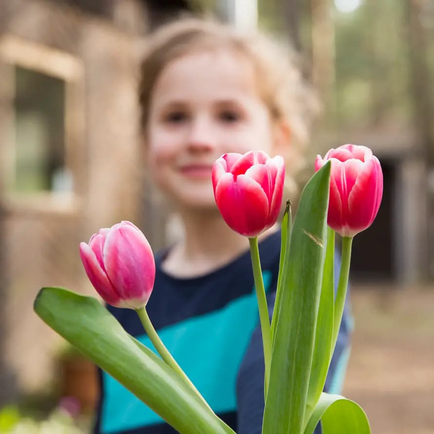 50339_SOS-KD_Bilderpool_05-2020_SebastianPfuetze_9389.jpg Geschenk: Mädchen mit Blumen / Tuplen