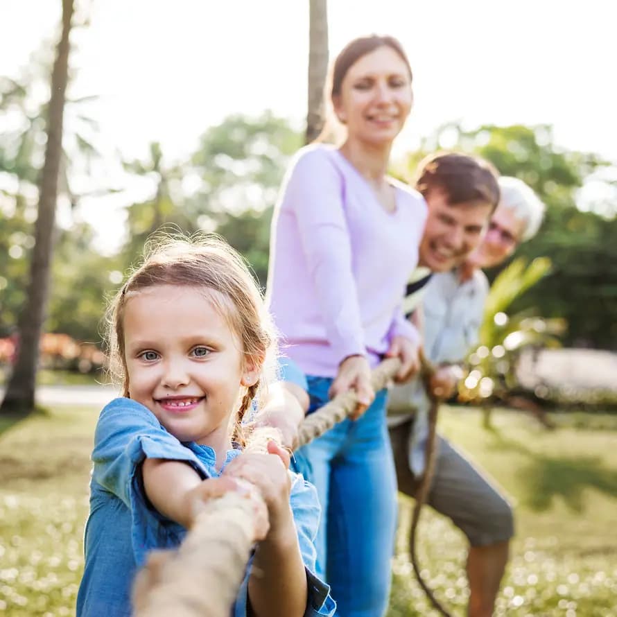 Familie beim Seilziehen Familie beim Seilziehen
