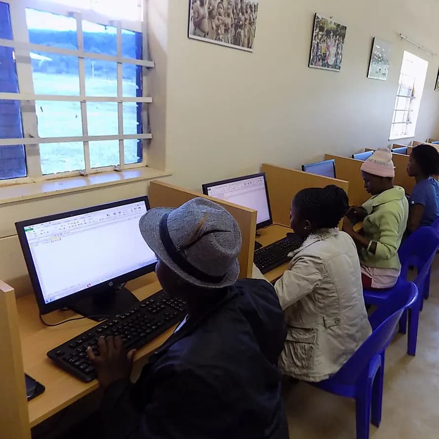 Computerkurs im Zentrum für Informationskommunikation und Technologie Durch Schulungen verhilft SOS-Kinderdorf bedürftigen Kinder und Jugendlichen zu Bildung