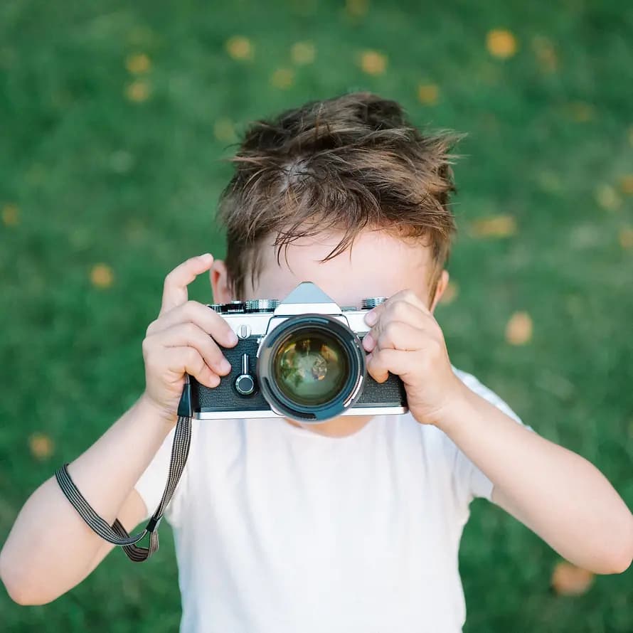 Fotos von SOS-Kinderdorf kleiner Junge mit Fotokamera