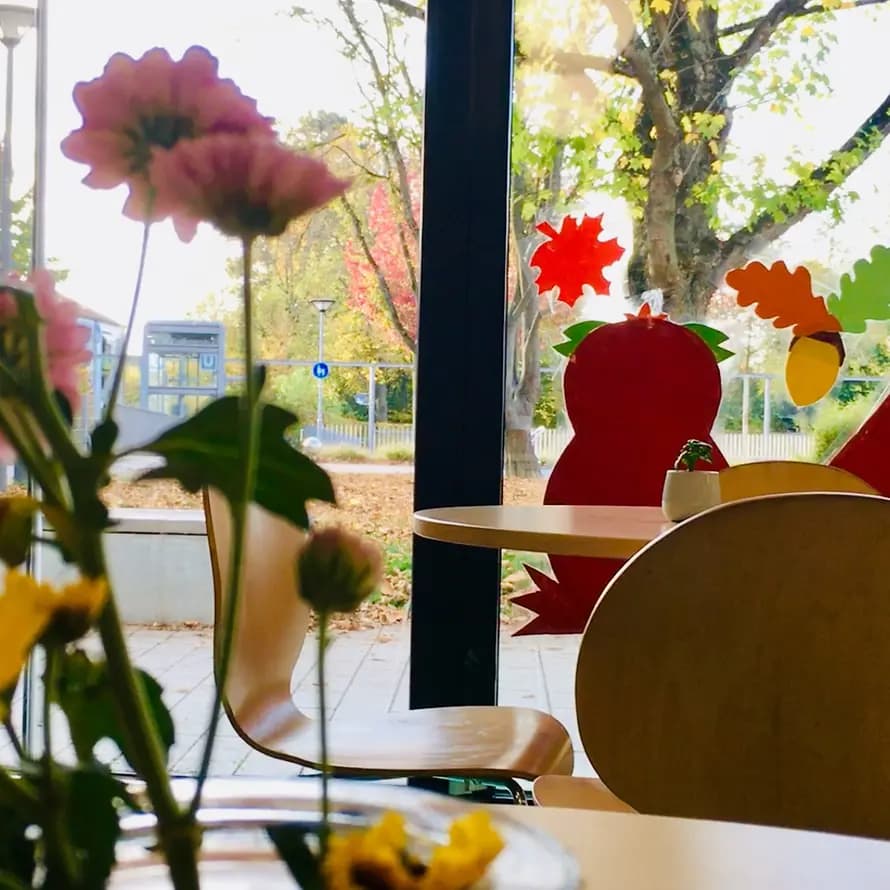 52355_KD Stuttgart Stadtteilzentrum Tisch mit Blumen.PNG 52355_KD Stuttgart Stadtteilzentrum Tisch mit Blumen.PNG