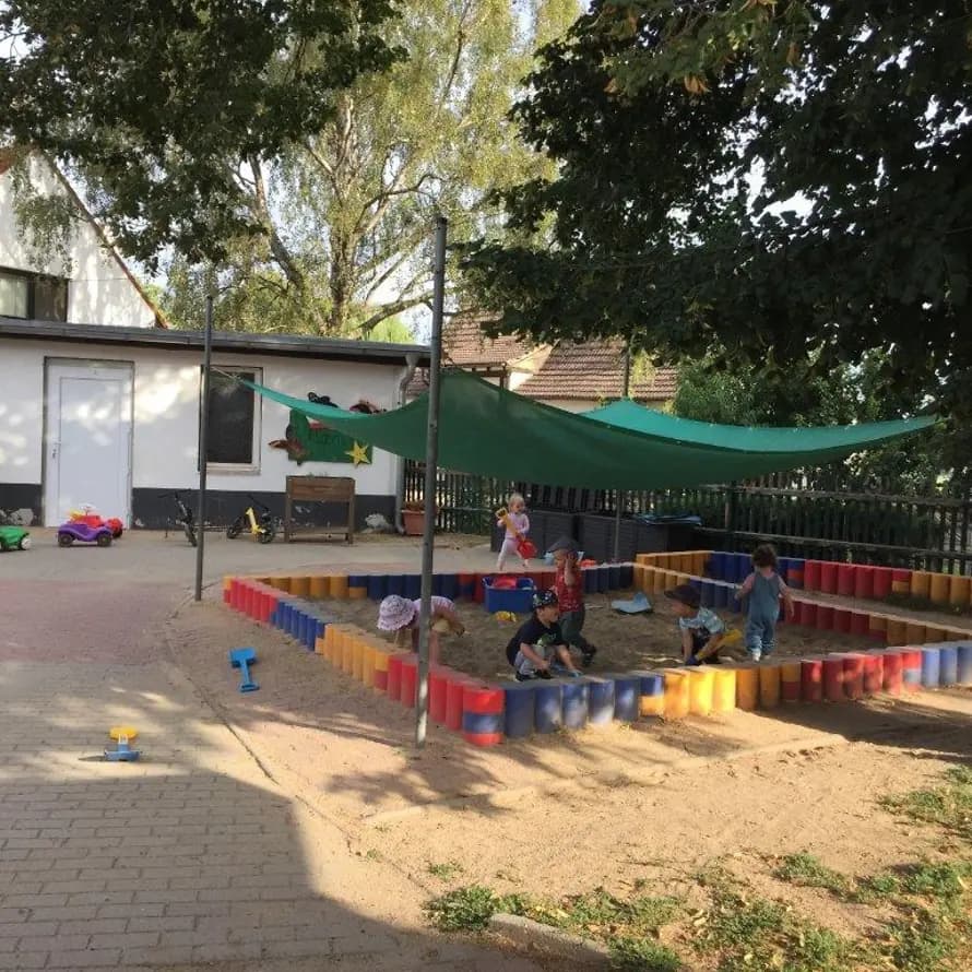 KD Bernburg_Kita_Ploetzkau_Hofspiel.jpg Der Sand lässt sich heute gut verbauen
