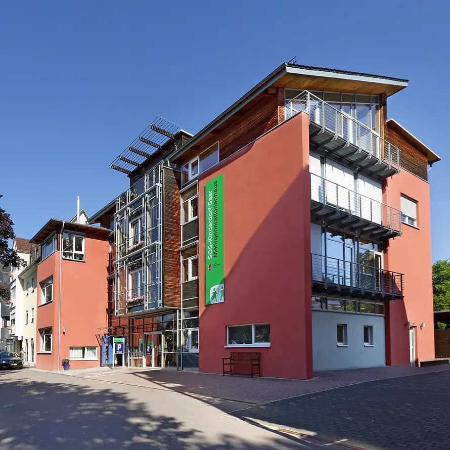Mehrgenerationenhaus Merzig Das SOS-Mehrgenerationenhaus in Merzig ist Begegnungsstätte für jung und alt