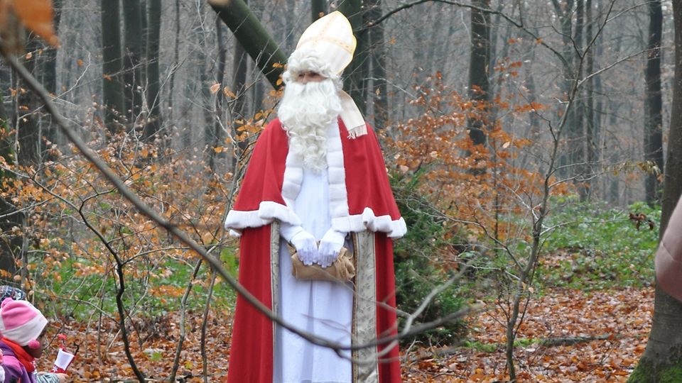 54593_Hoch_Der Nikolaus hat kleine Geschenke für die Kita am Wald mitgebracht_SOS-Kinderdorf Niederrhein_MartinavanOffern.JPG