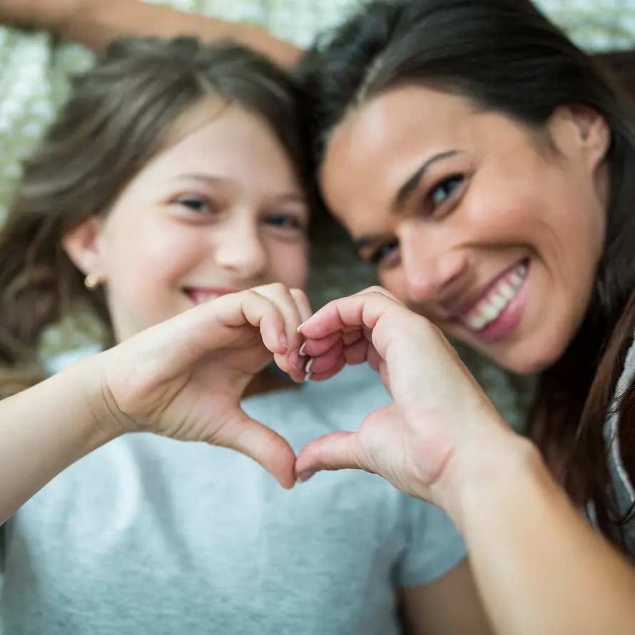 SOS-Kinderdorf sagt Danke Mutter und Tochter bilden Herz