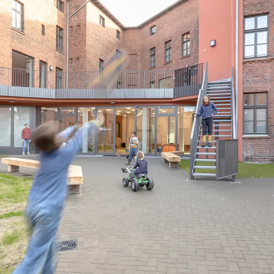 55369_SOS-KD_Prignitz_StationaereWohnformen_Innenhof_LeonLenkFotografie.jpg Zum Toben und Spielen: Im Innenhof ist genügend Platz