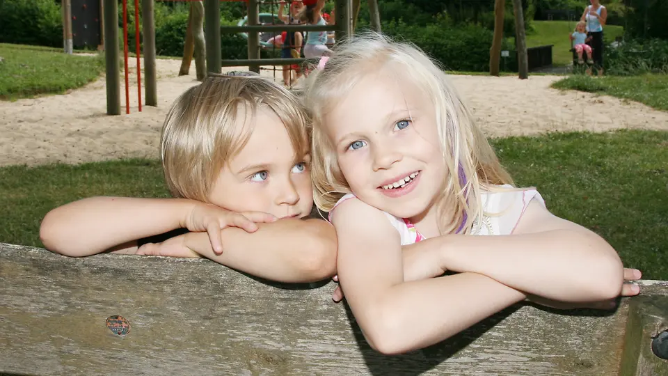 Zwei Kinder aus dem SOS-Kinderdorf genießen den Sommer auf einer Bank