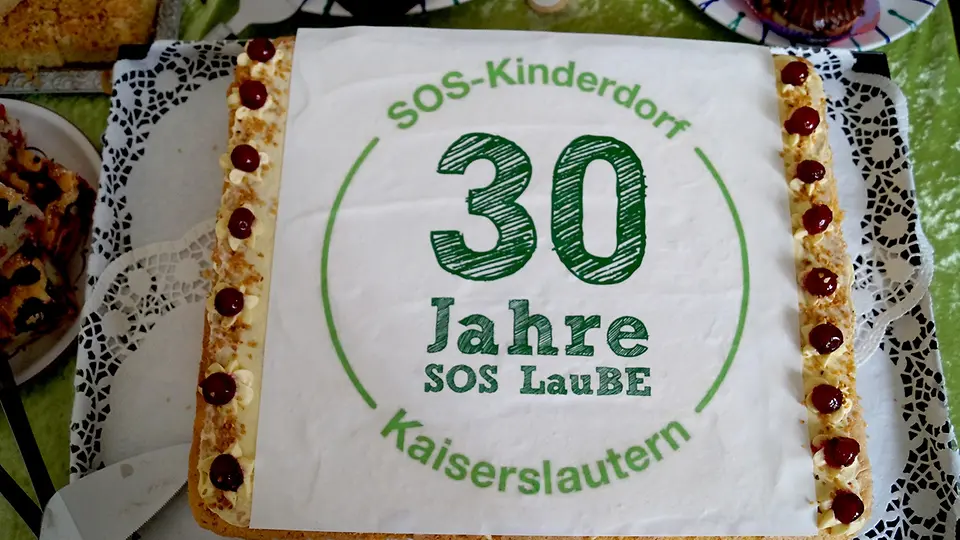 74757_1_LaubeJubilaeum_SOS-KD-Kaiserslautern_Torte_web.jpg 30 Jahre LauBE