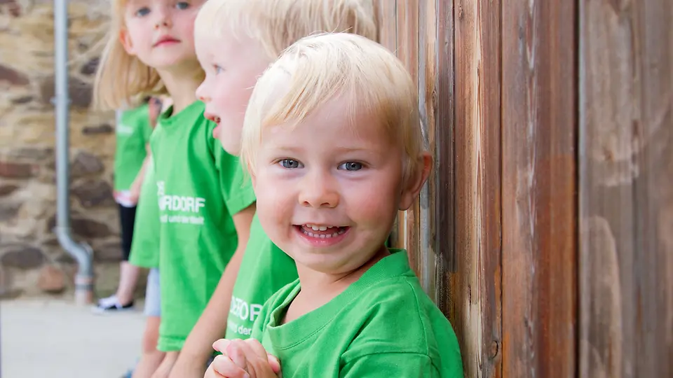 Ein blonder Junge mit SOS-Kinderdorf-T-Shirt Ein blonder Junge mit SOS-Kinderdorf-T-Shirt