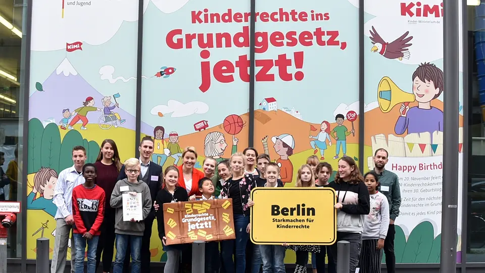 Übergabe des Kinderrechtereports